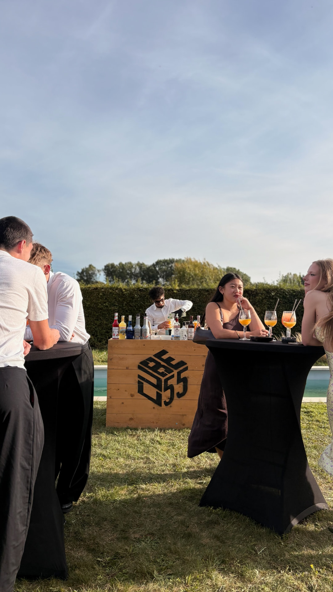 Installation d'un bar mobile pour une réception de mariage en extérieur