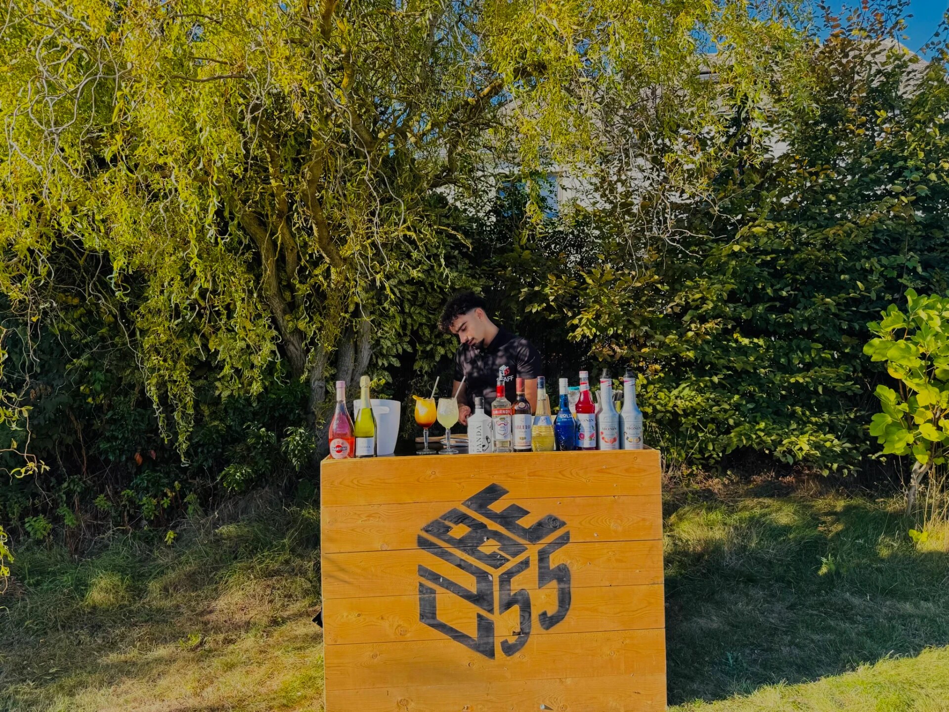 Bar à cocktails installé dans un jardin pour une soirée privée